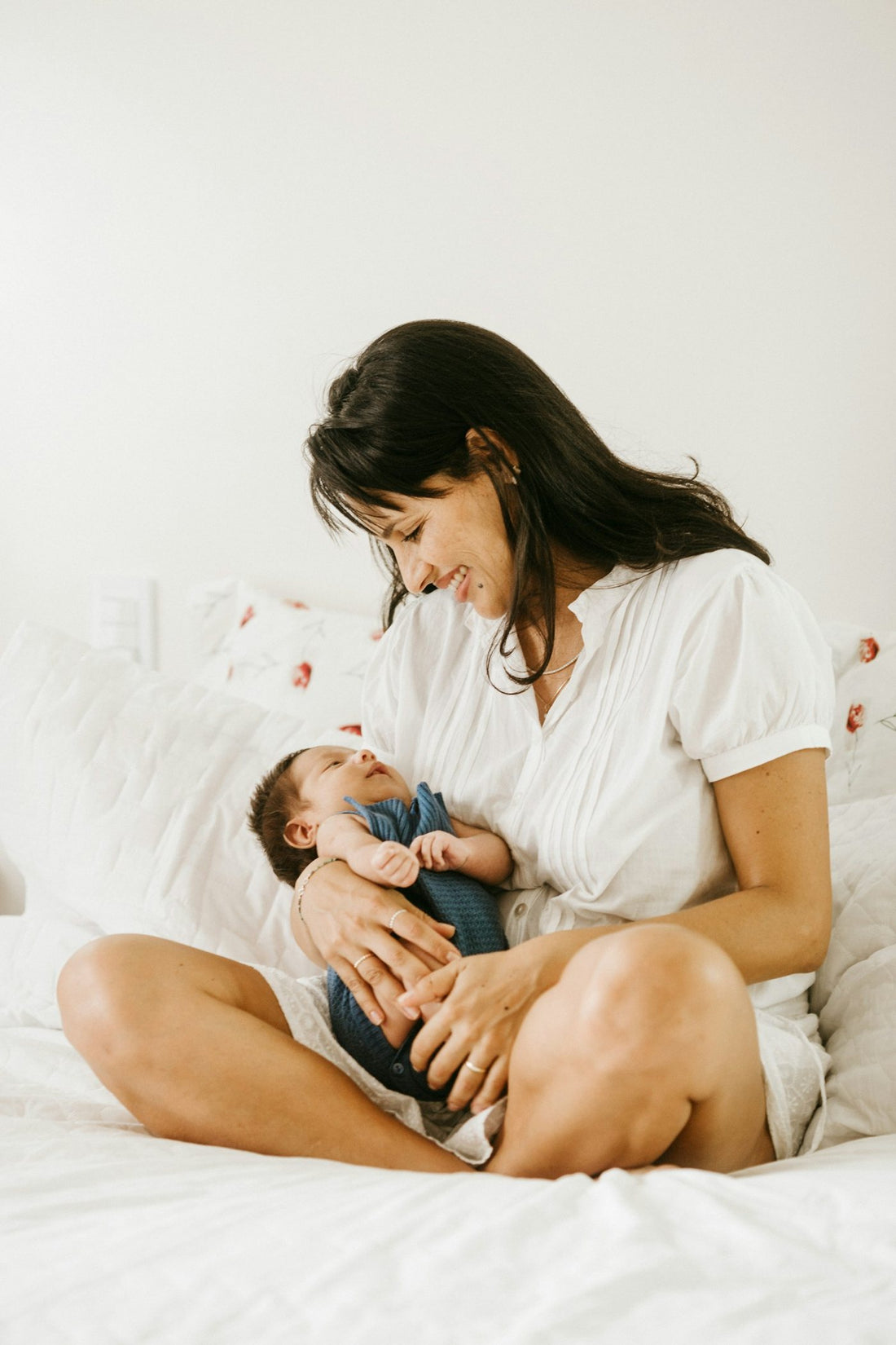 Mamá cargando a su bebé recién nacido
