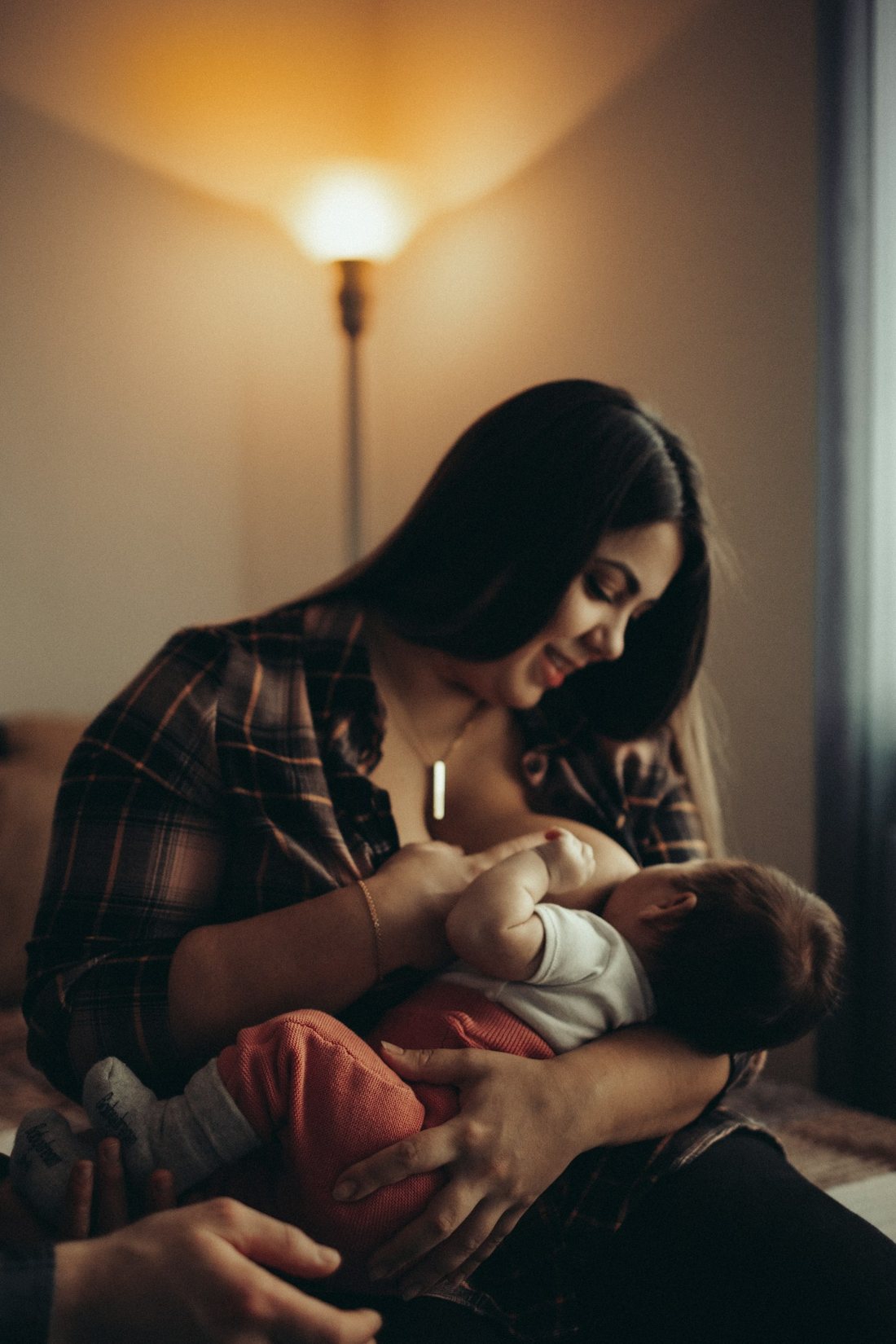 Mamá amamantando de noche
