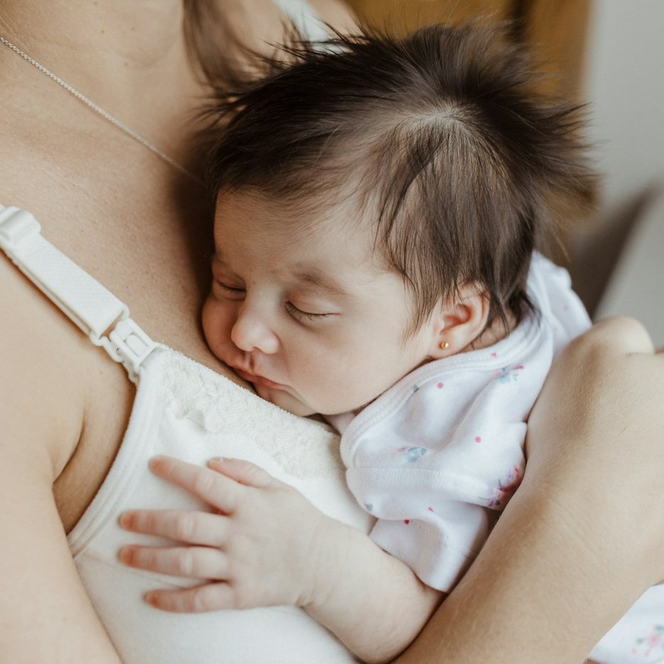Bebé dormido en el pecho de su mamá